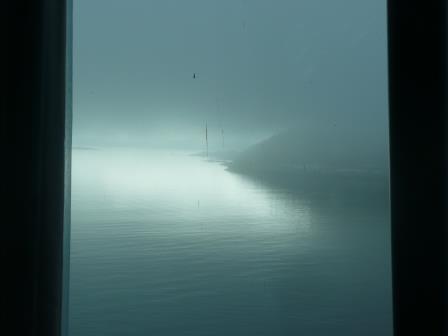 8:30　乗船後、港には霧がかかっていた