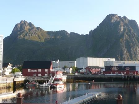 8:00　スヴォルヴァー港　背後の山はFløya（590ｍ）