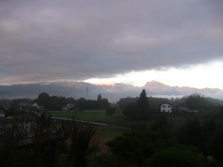 朝、雲の間に朝日に映える甲斐駒ケ岳