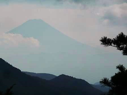 13:53　霞む富士山