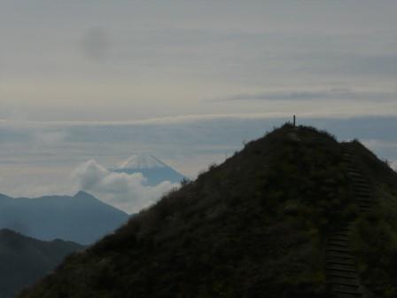 9:51　見晴らし台方面より、富士山と飯盛山