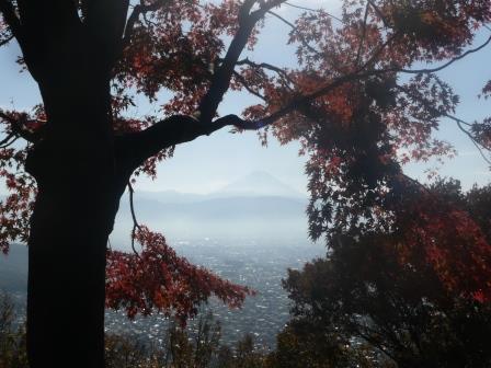 10:08　石の道展望台より、紅葉と富士山