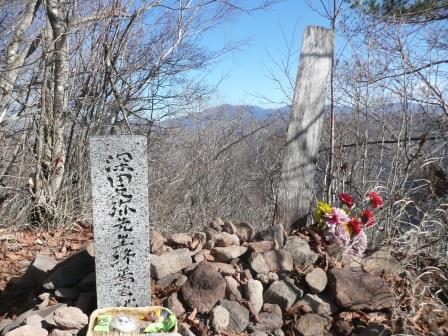 10:41　お菓子と花が手向けられていた深田久弥先生終焉の地の石碑