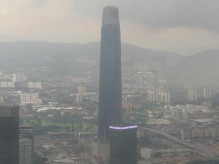 16:52　KLタワー屋外展望台より　前首相とかかわりのある建設中の高層ビル