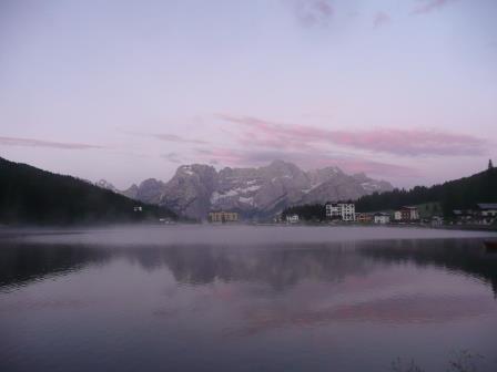 5:17　早朝、一人散歩　朝焼けのミズリナ湖とソラピス山