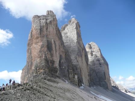 11:13　ハイキング　７　これがトレ・チーメ　左からチーメ・ピッコラ（小さな峰）2857m　チーメ・グランデ（大さな峰）2999m　チーメ・オーヴェスト（西の峰）2973m
