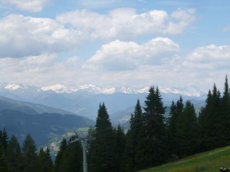 14:39　遠くに見える凹凸の少ない山並みはオーストリア