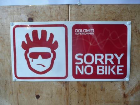 8:42　PLAN DA TIEJAにあるロープウェイCOL RAISERの搭乗口　自転車禁止の標識