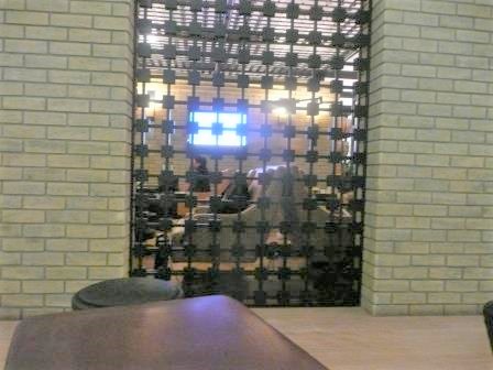 23:33　ドバイ空港　ラウンジ　カディス・タパスバルで炒飯とカレーを食す。