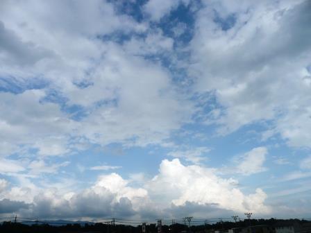 韮崎駅前のライフガーデンより　空を見上げる