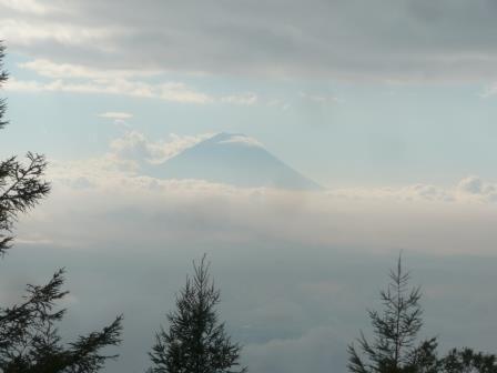 8:56　眺望は期待していなかったが、雲のかかった富士山を見ることが出来た