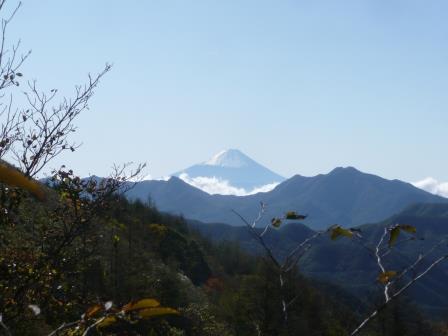 9:32　曲岳と茅ヶ岳の狭間に見える富士山