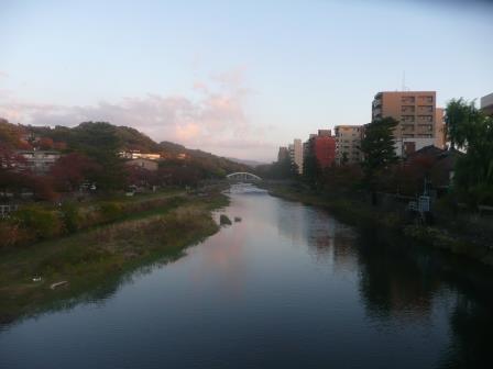 夕暮れの浅野川を散策　夕食に小橋の袂にある福わ屋へ