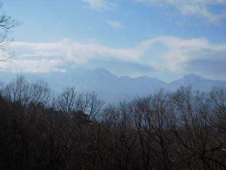 13:06　穂坂自然公園　５　一番奥の方にある展望台より　鳳凰三山と甲斐駒ケ岳