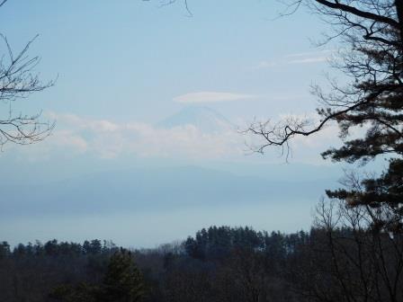13:07　穂坂自然公園　６　一番奥の方にある展望台より　笠雲がかかった富士