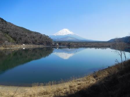 14:07　最後の道路歩きは精進湖の逆さ富士を見ながら