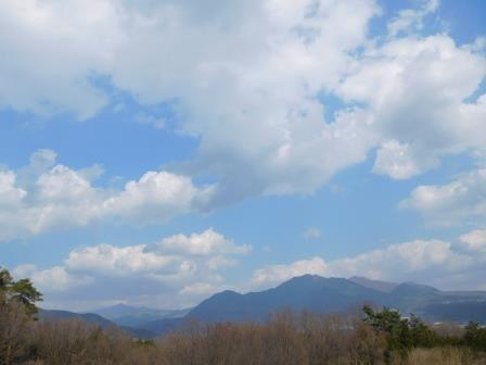 4月4日（土）　午後の散歩　遠くに見えるは金峰山、近くに見えるは茅が岳