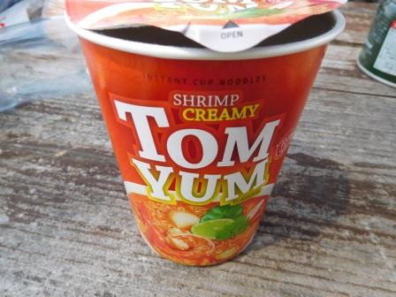 11:56　展望広場で昼食　トムヤンクンのカップ麺に湯を注いで