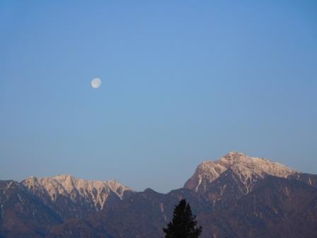昨日、10日（金）朝5時40分　甲斐駒ケ岳に白い月