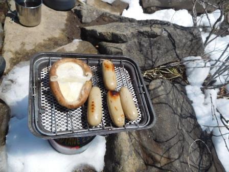 12:19　パンに加え、今日はウィンナーと椎茸も焼いた、カップ麺は千本桜公園に降りてから