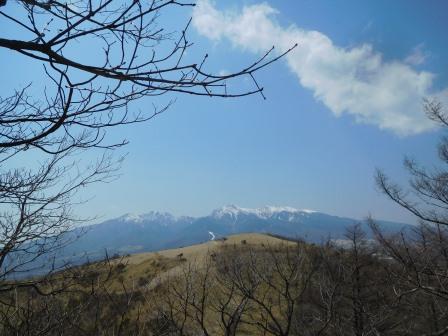 13:11　平沢山へ向かう途中で、展望台とその先に見える八ヶ岳
