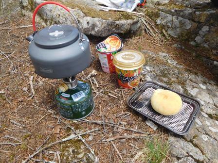 12:19　木に囲まれて、風の来ない垣越山山頂で2度目の昼食、カップ麺とクリームパン