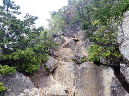 12:28　釈迦ヶ岳裏手の最後のアプローチは岩のジャングルジム