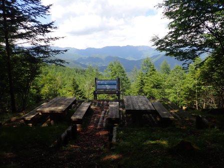 13:39　東京都水道局が設置した展望台、目の前の山の麓は奥多摩湖の水源地の森である