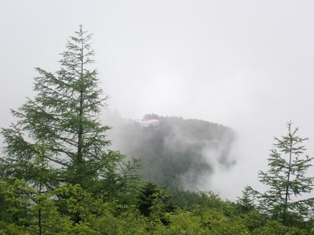 11:11　岩場経由で頂上へ　靄の中ゴンドラ山頂駅が見える