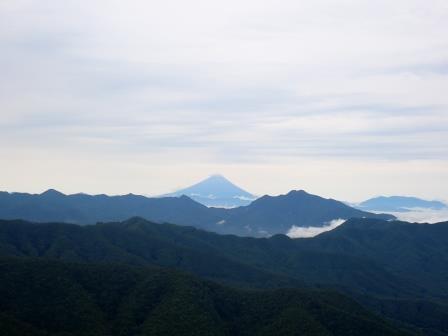 10:09　飯盛山山頂より　曲岳と茅ヶ岳の間に見える富士山"