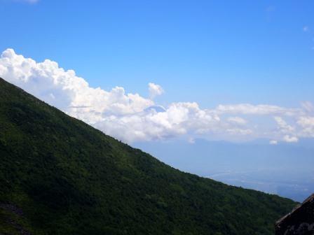 12:32　山頂より、編笠山の向こうに雲から頭を出した富士山