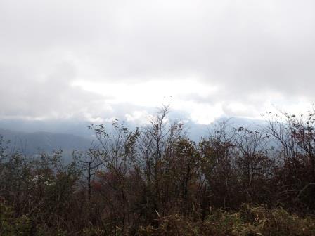 10:22　王岳山頂より、予報に反して曇り、富士の裾野しか見えない