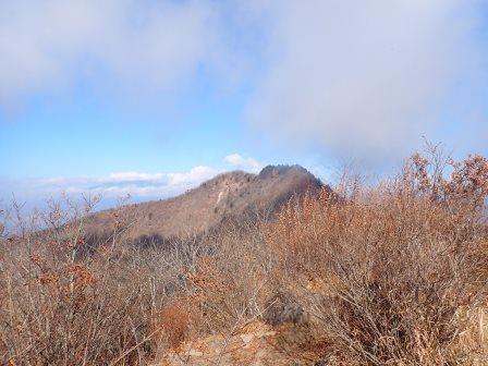 10:23　茅ヶ岳頂上より見た金ヶ岳、晴間を待っていたのか、少し多い登山客
