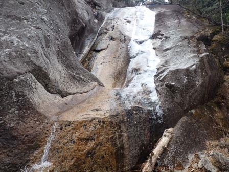 12:03　何と氷結していた、不動の滝