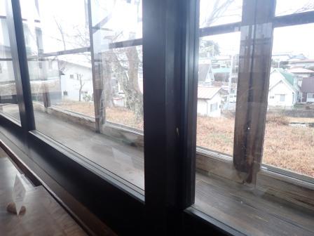 昼食　富士見町　オステリアアジアート　二重窓の外は小雪が舞っていた