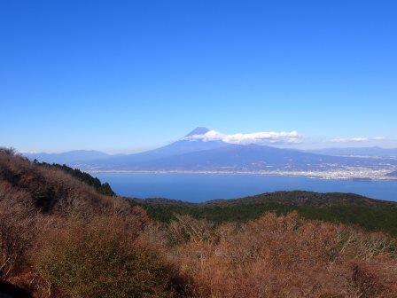 12:08　達磨山高原レストハウスより　久しぶりに海、駿河湾と富士山