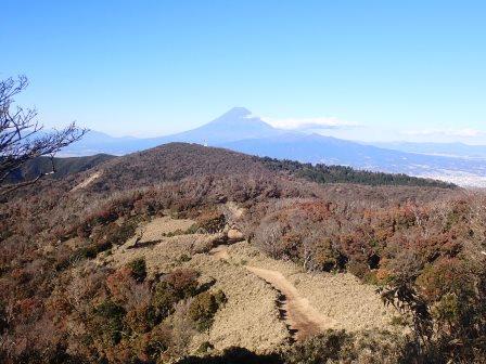 13:33　登った金冠山の向こうに富士山