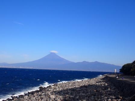 9:40　戸田　御浜岬　笠雲がかかる富士