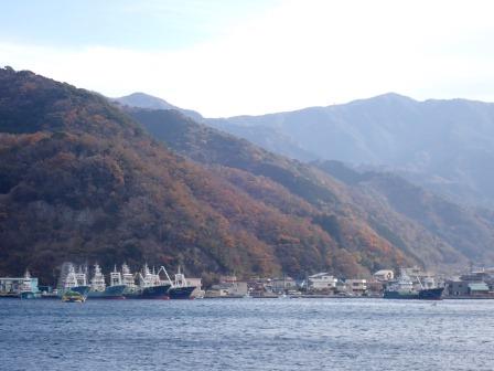 9:51　戸田港、大型漁船が停泊していた