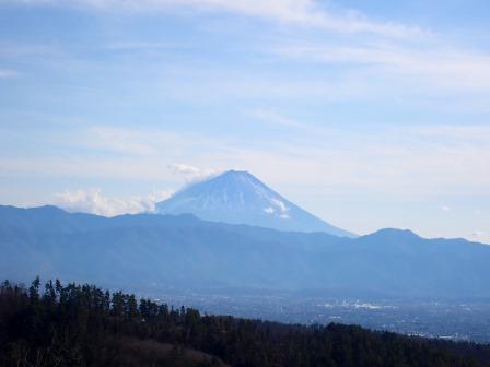 13:29　冠雪は融けて、溝にのみ雪、富士山