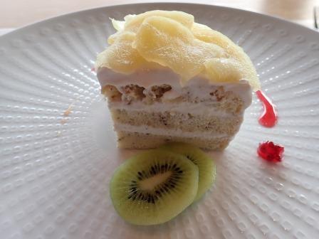 林檎とキーウィが添えられた生クリームの米粉のスポンジケーキ