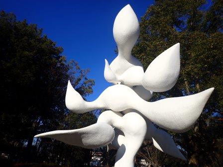 山梨県立美術館　庭園に岡本太郎作の彫刻