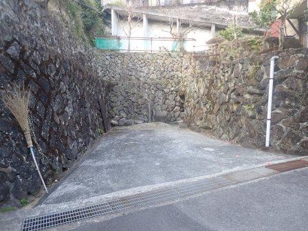 15:10　石葉へ行く坂道の途中にあった、石壁の駐車スペース