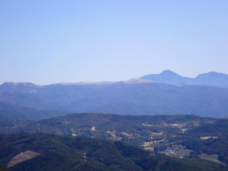 10:28　霧訪山山頂より、左から霧ケ峰高原、車山、蓼科山、北横岳