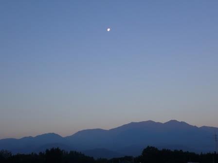 朝5時、いつもより1時間早い目覚め、南アルプスに白い月