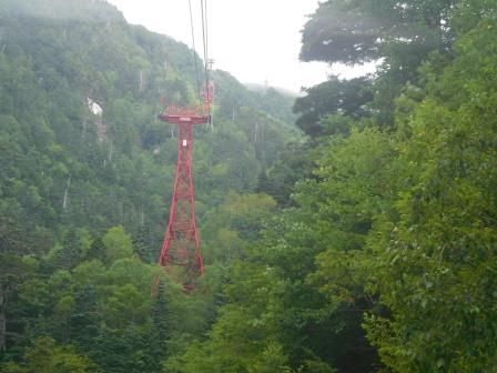 9:17　駒ケ岳ロープウェイのゴンドラより　赤い鉄塔