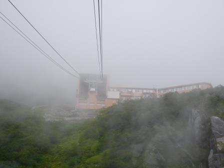 9:21　駒ケ岳ロープウェイのゴンドラより　雲にけぶる千畳敷駅