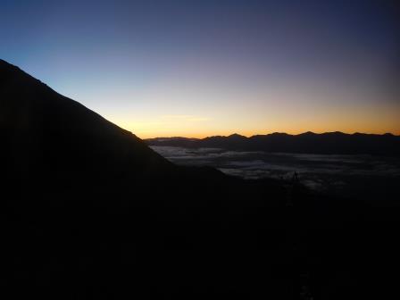 4:45　日の出前　真中左から、甲斐駒ケ岳、仙丈ヶ岳、北岳、 間ノ岳、西農鳥岳、富士山