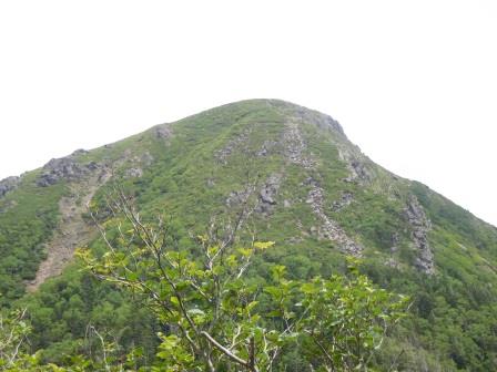 12:16　登る天狗岳西峰、真中右側の岩塊を登り上がることとなる