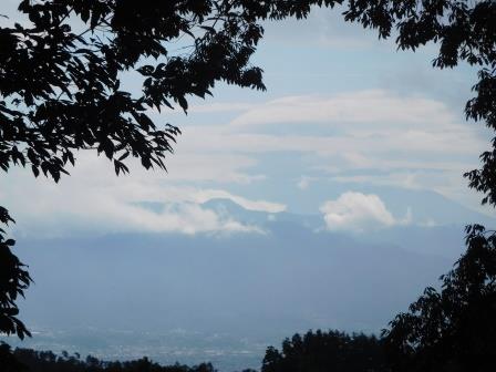 10:35　展望台で一休憩　右端に富士の裾野が見える